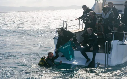 Los buzos le entregaron la camiseta a Rafael Muela, gerente de la Fundación Real Betis. (Foto: Prensa Betis).