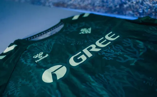 Así se ve el nuevo modelo, con la referencia directa a las algas marinas. (Foto: Prensa Betis)