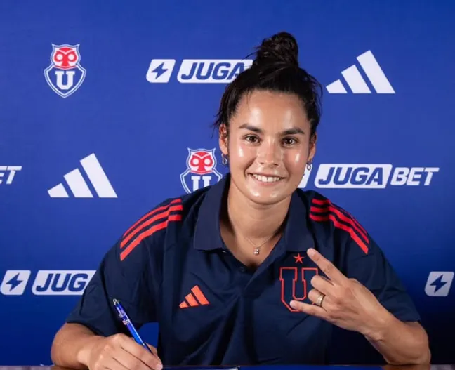 Su Helen Galaz estampando su firma en la U | FOTO: Instagram