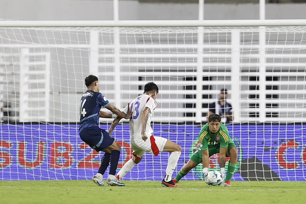 Sáez estuvo lejos de tener su mejor rendimiento ante Paraguay | FOTO: Carlos Parra / FFCH