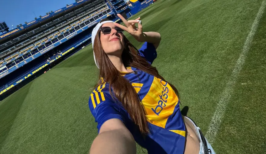 Lucila Mollesi posando en La Bombonera con la camiseta de Boca | FOTO: Instragram