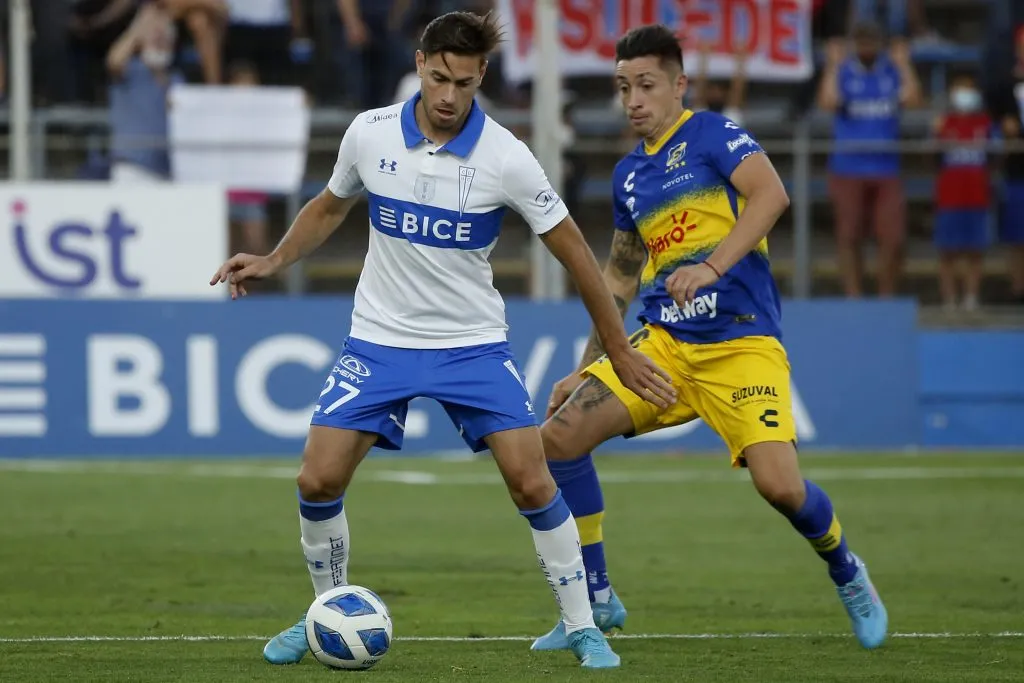 Los hinchas de la UC recuerdan de mala manera a Lucas Melano | FOTO: Jonnathan Oyarzun/Photosport