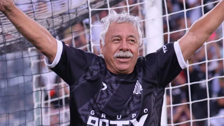 Carlos Caszely le raya la cancha a Jorge Almirón por la conformación del equipo en Colo Colo (Foto: Photosport)