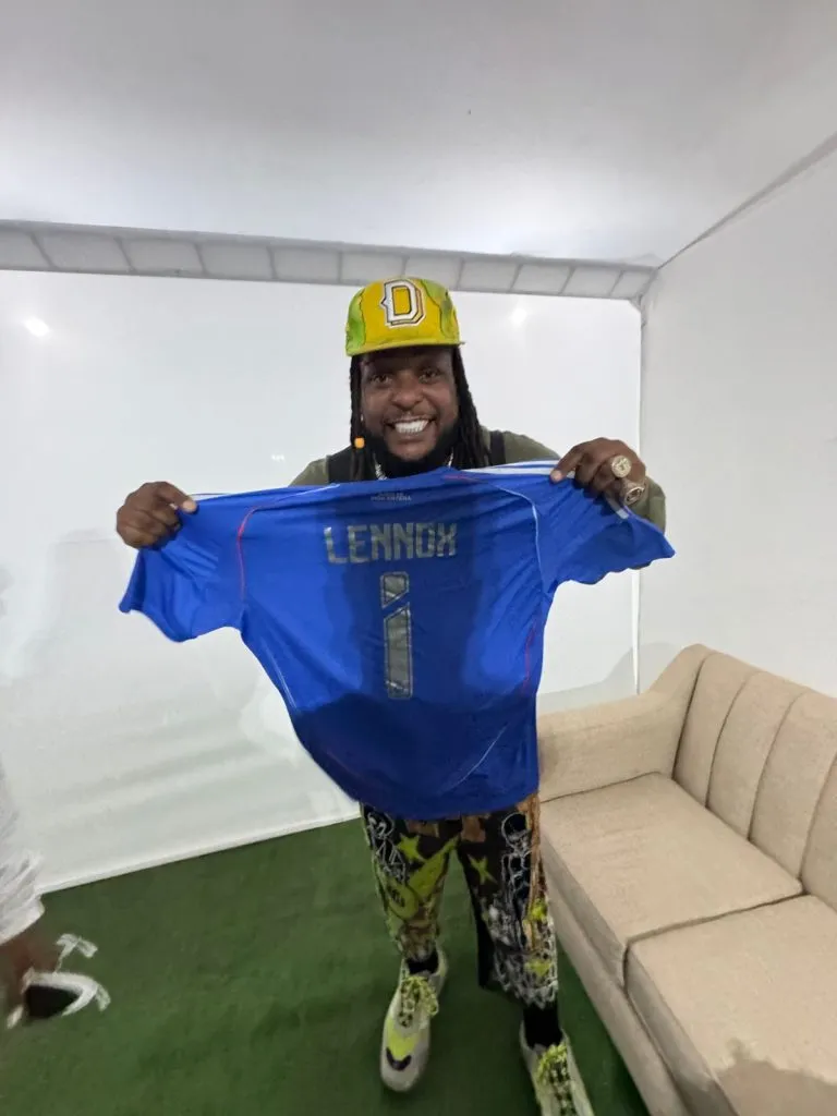 Lennox animó el evento y se fotografío con la camiseta de Universidad de Chile.