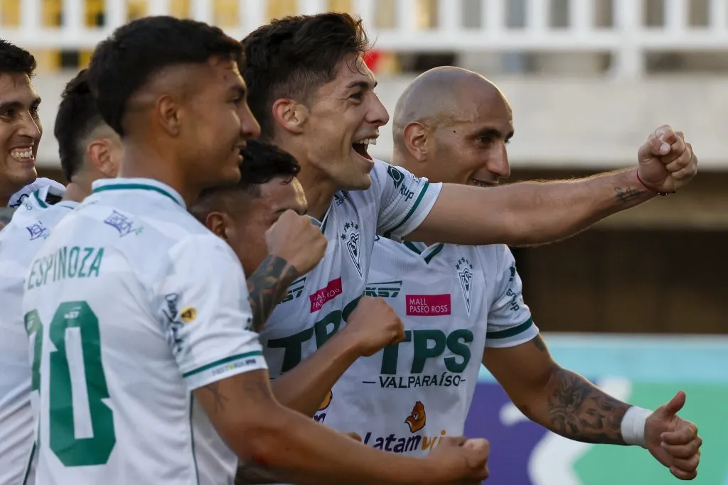 Wanderers le dio una mano a los albos tras vencer a los “Tomateros” en calidad de visitantes. 
Andres Pina/Photosport