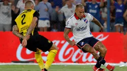 Martín Lasarte defiende a Eduardo Vargas de las duras críticas en Uruguay.