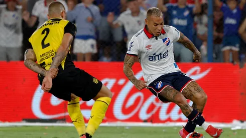 Martín Lasarte defiende a Eduardo Vargas de las duras críticas en Uruguay.