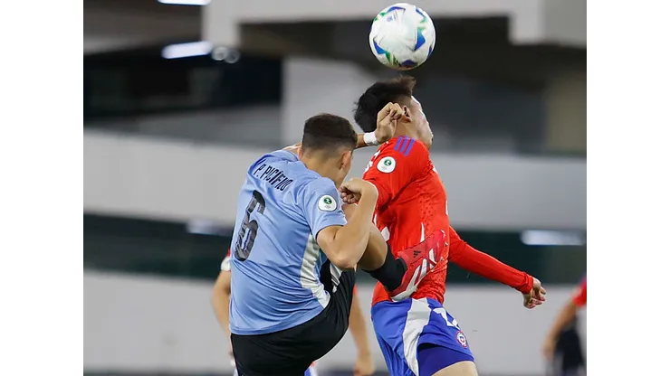 Chile empata con Uruguay en polémico partido.