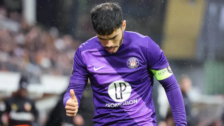Gabriel Suazo, defensor chileno, es el jugador con más asistencias y el capitán de Toulouse.