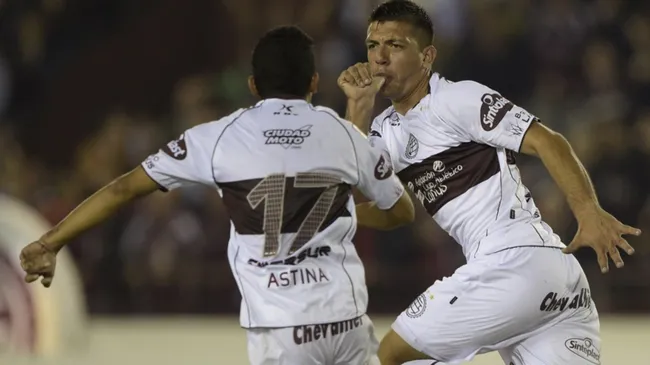 Facundo Monteseirín compartió con Jorge Almirón en Lanús. Actualmente, el DT está en Colo Colo y él en U. San Felipe.