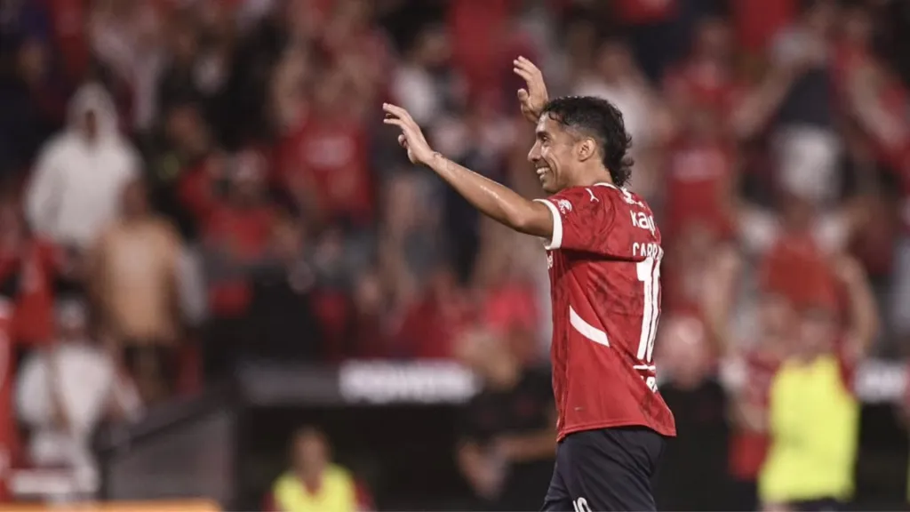 Luciano Cabral anotó un golazo para Independiente.