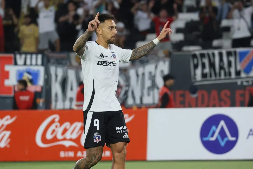 Javier Correa brilló esta tarde junto a Colo Colo anotando tres tantos en la goleada del Cacique 
(Foto: Dragomir Yankovic/Photosport)