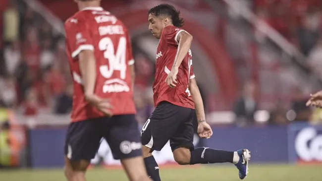 Luciano Cabral anotó un golazo para Independiente de Avellaneda.