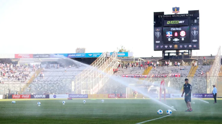 La cancha de Colo Colo sigue en mal estado. (Foto: Photosport)