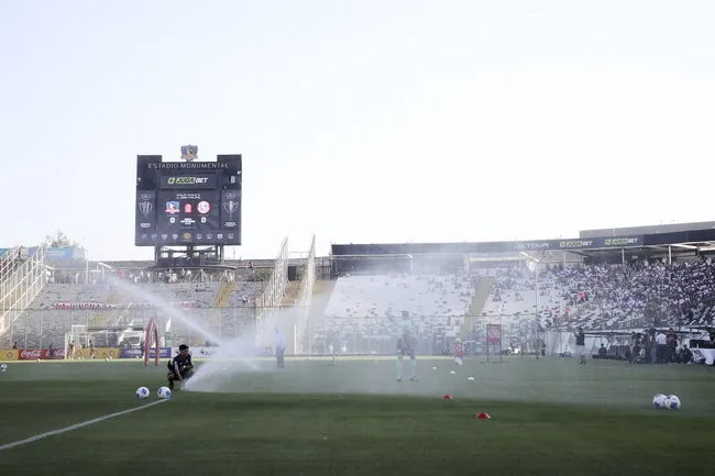 Paulo Garcés se refiere a la arena mojada que tenía la cancha del estadio Monumental, lo cual comparó con estar en la playa. (Foto: Photospot)
