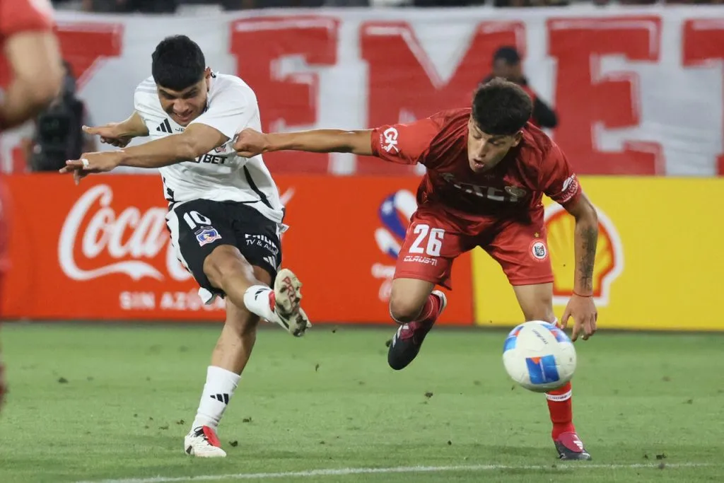 Aquino es elogiado por De Tezanos | Foto: Photosport