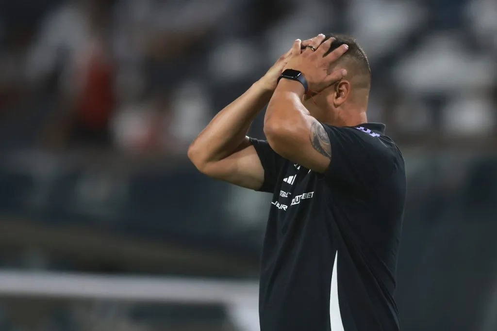 Almirón y su queja por el arbitraje | Foto: Photosport