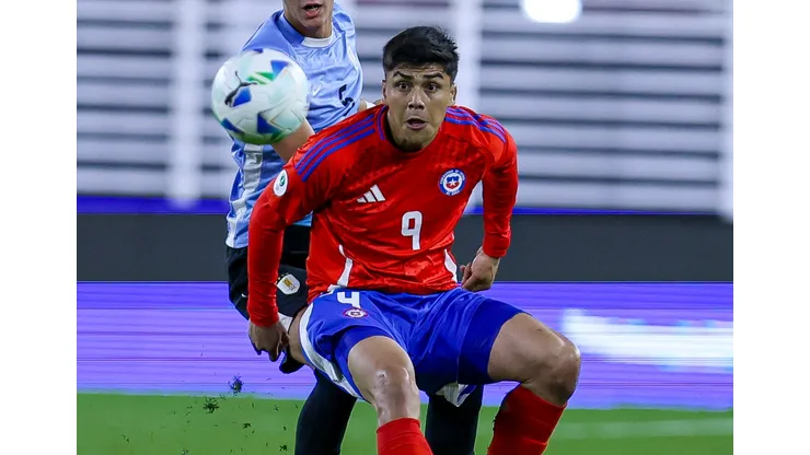 Gonzalo Jara le cae con todo a Damián Pizarro.