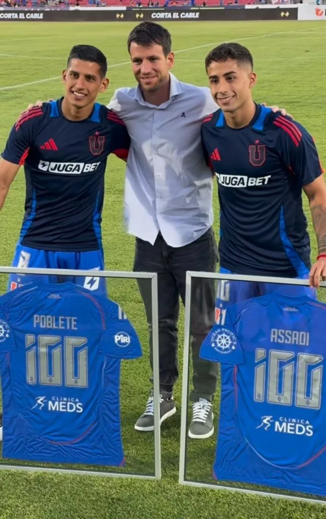 Poblete y Assadi recibiendo el reconocimiento por los 100 partidos (Captura)