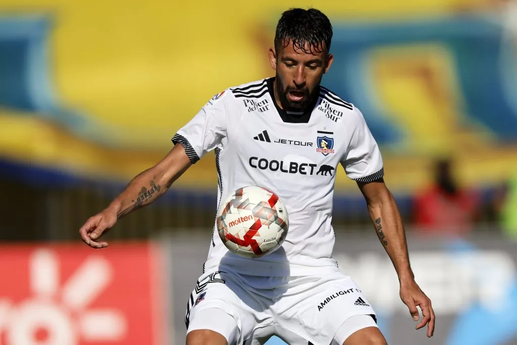Mauricio Isla y Colo Colo han estado en el centro del debate por el polémico supuesto offside del “Huaso” en el encuentro ante Deportes La Serena (Foto: Andres Pina/Photosport)
