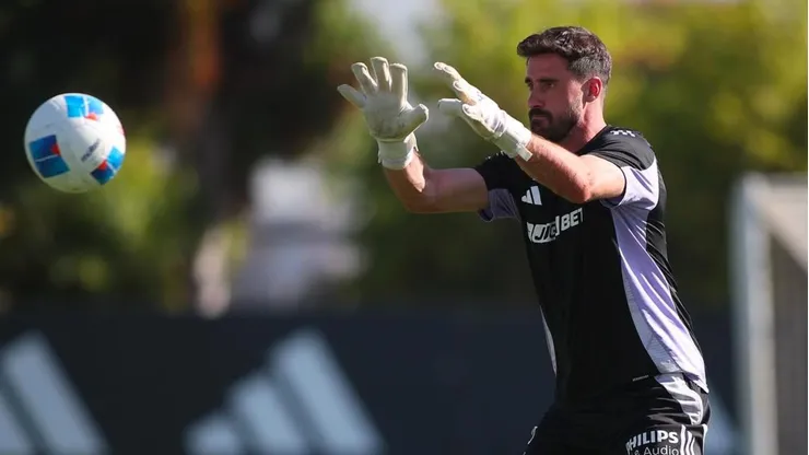 En Colo Colo envían una respuesta por el interés de la UC en Fernando De Paul. (Foto: @colocolooficial)