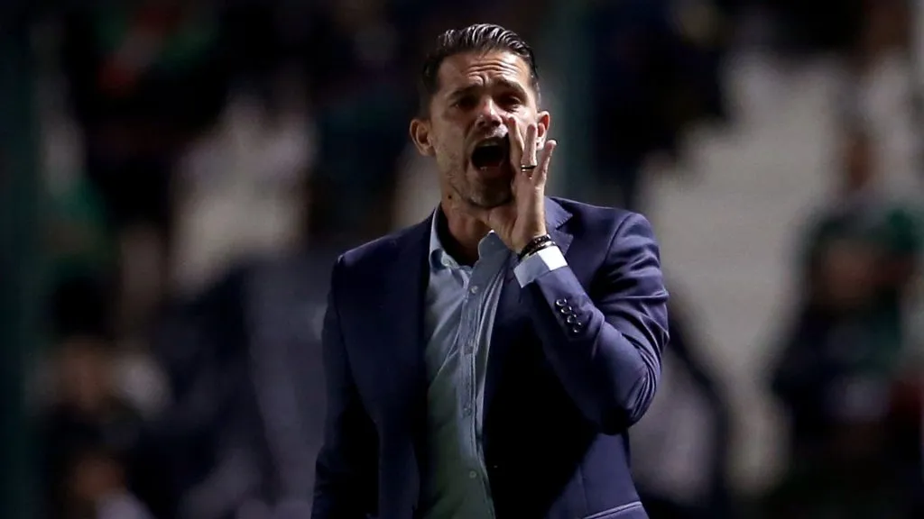 Fernando Gago se mostró muy molesto con uno de sus dirigidos. (Foto: Getty)