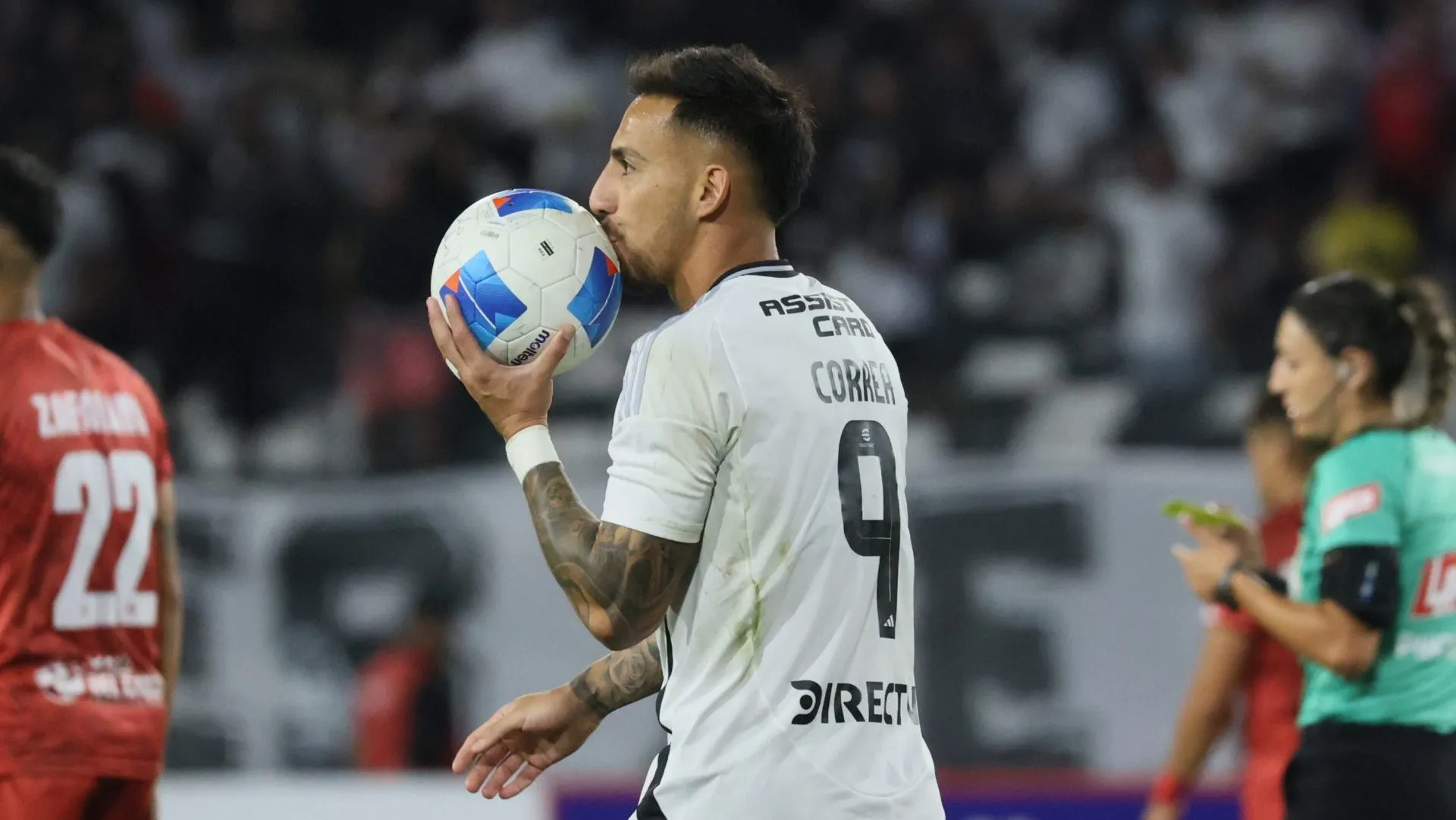 Javier Correa consiguió el segundo hat-trick de su carrera con Colo Colo. (Foto: Dragomir Yankovic/Photosport)