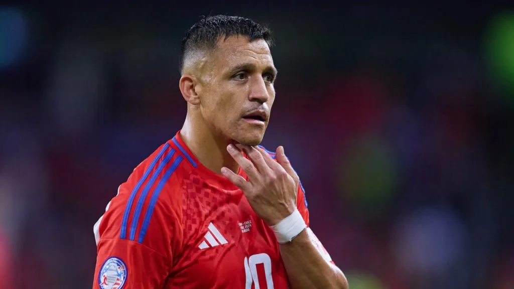 Alexis Sánchez responde a las críticas mientras espera el llamado a la selección chilena.