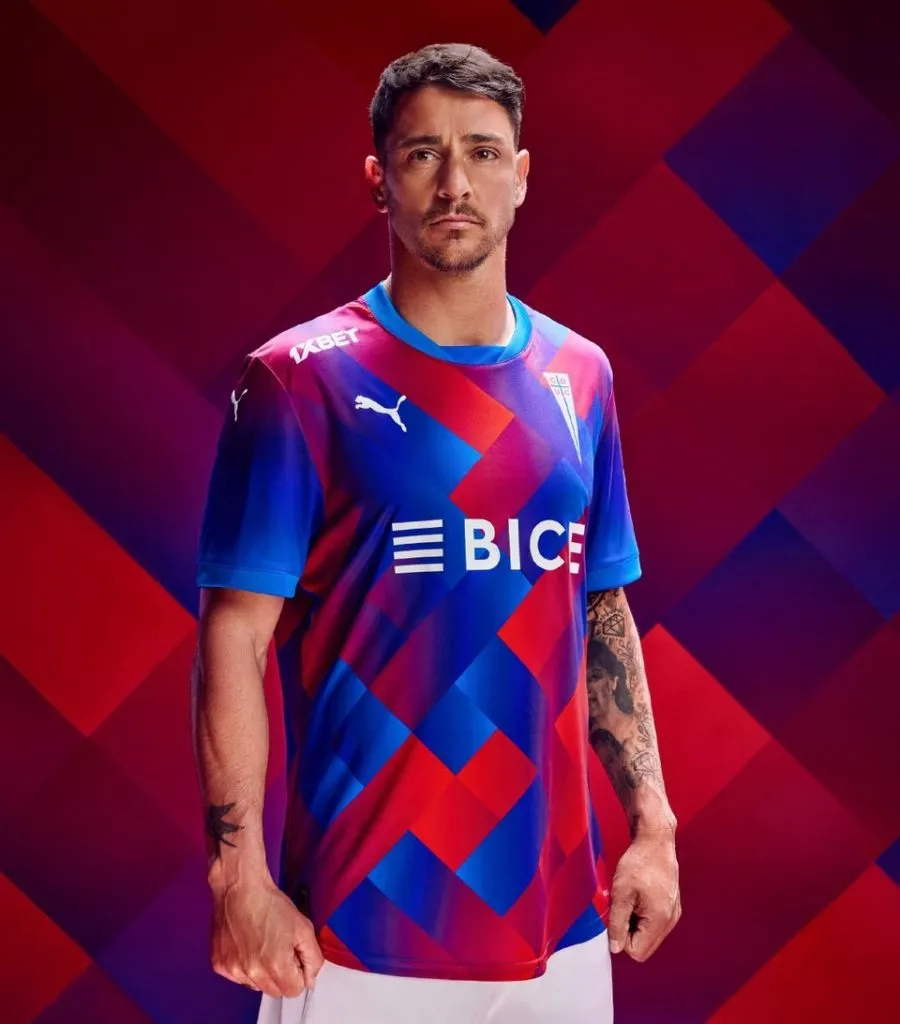 Fernando Zampedri modelando la tercera camiseta de Universidad Católica.