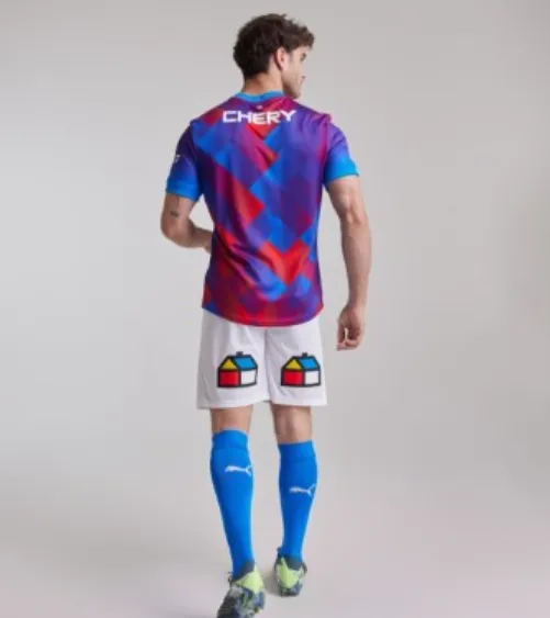Así luce la zona posterior de la tercera camiseta de Universidad Católica para este 2025.