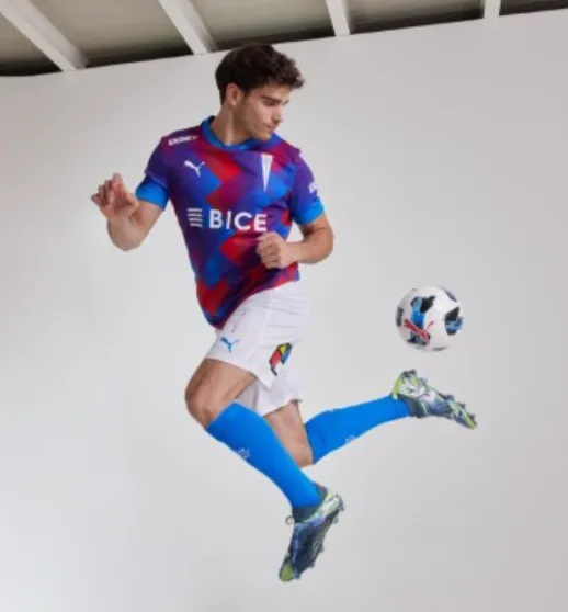 Así se ve la tercera camiseta de Universidad Católica.