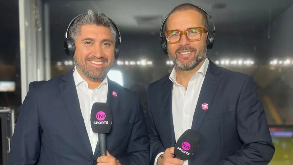 A la izquierda, Patricio Barrera, el relator que comienza a ser una cábala en Universidad de Chile.