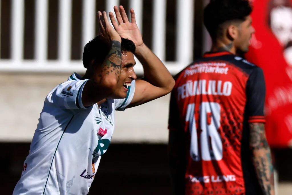 Duma sufrió fea lesión con Wanderers. | Foto: Photosport