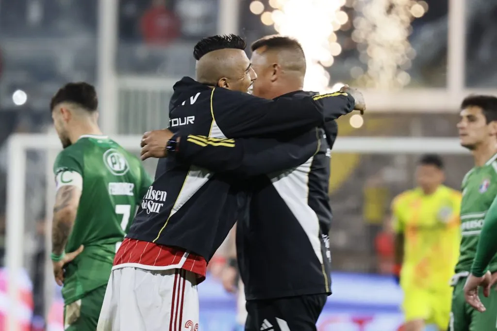 Jorge Almirón protege a Arturo Vidal en Colo Colo. (Foto: Dragomir Yankovic/Photosport)
