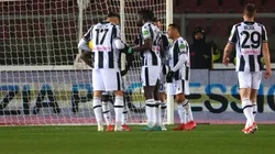 Alexis Sánchez no pudo evitar el actuar de uno de sus compañeros. (Foto: Getty)