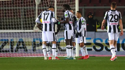 Alexis Sánchez no pudo evitar el actuar de uno de sus compañeros. (Foto: Getty)