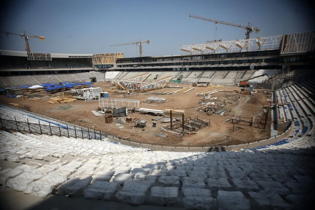 Dirección del Trabajo decide suspender faenas en nuevo estadio de la UC. Aquello por deficiencias en higiene y seguridad. (Foto: Photosport)