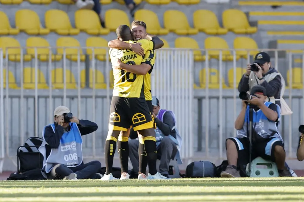 Coquimbo Unido venció a la UC y está arriba en la tabla de posiciones.