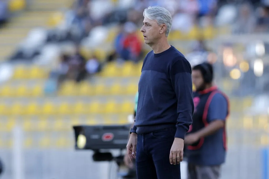 Tiago Nunes no está cómodo con los cambios de localía en Universidad Católica. (Foto: Photosport)