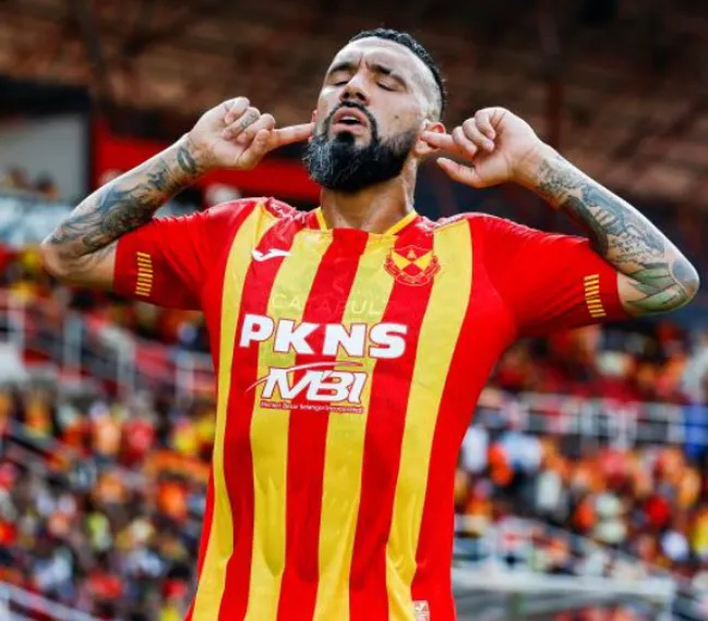 Ronnie Fernández celebrando su nuevo tanto en Malasia | FOTO: @SpskOfficial X