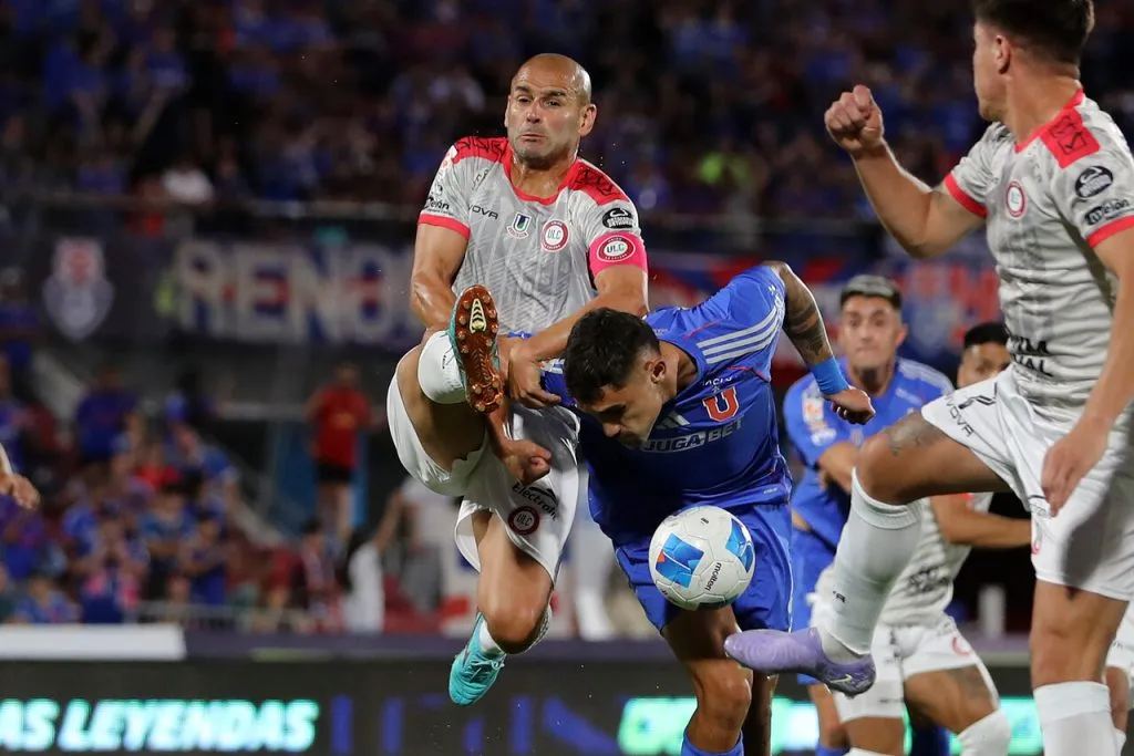 Tapia, atrás, hizo gran partido. | Foto: Photosport