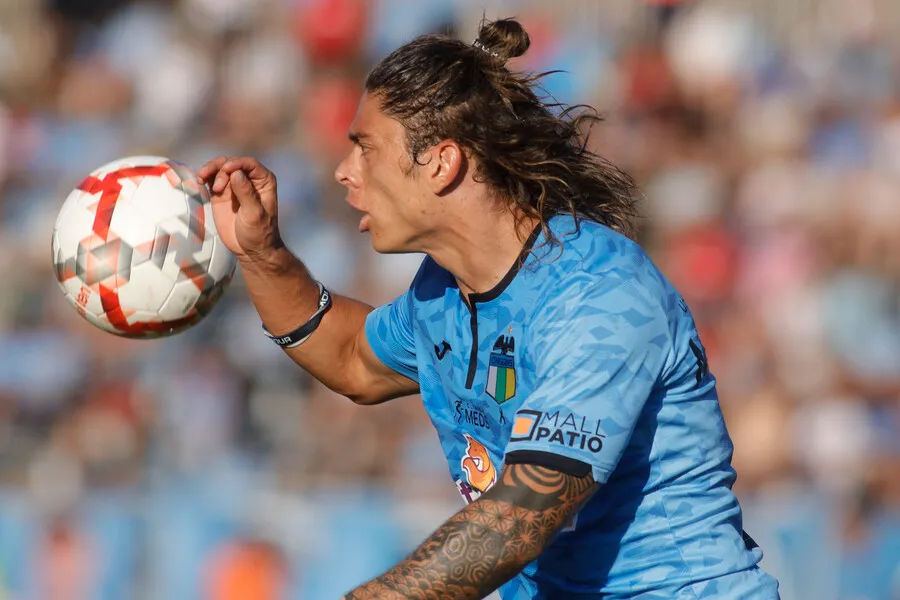 Joaquín Montecinos tiene un duro desafío esta noche (Photosport)