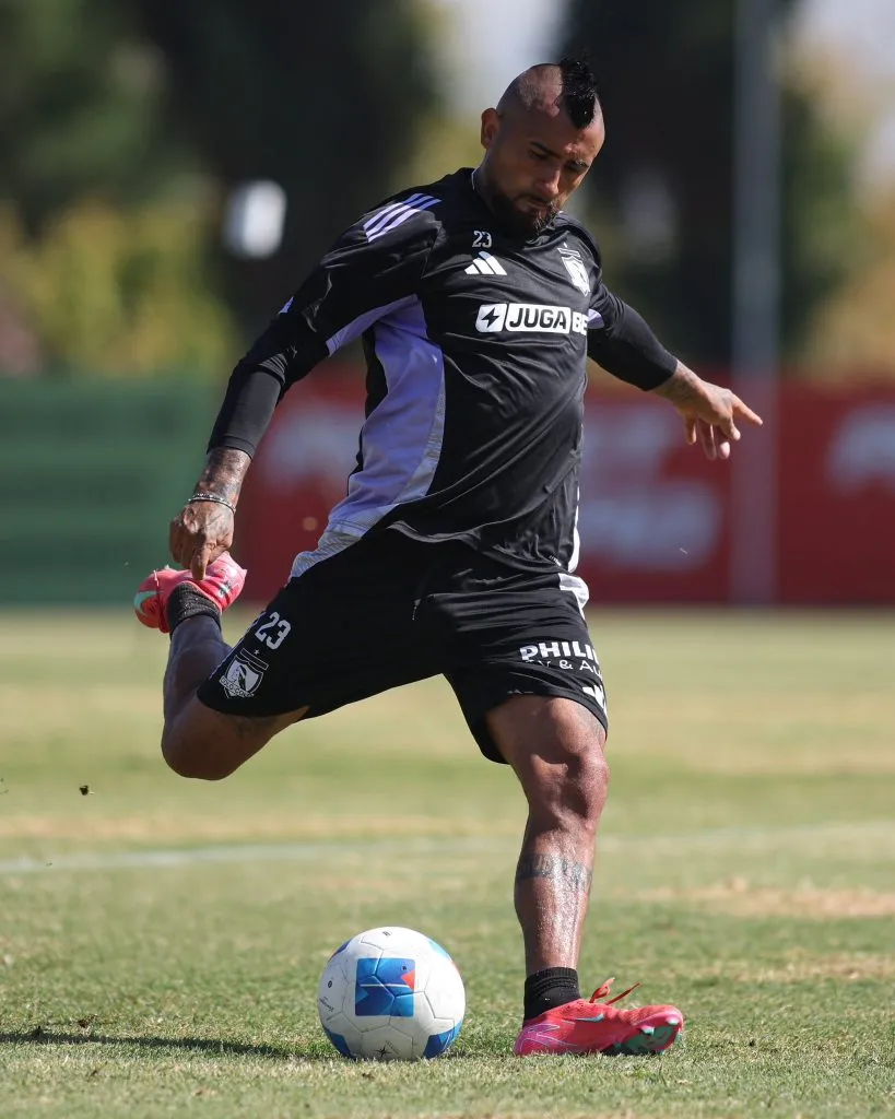 Arturo Vidal está listo para volver a jugar y ser titular en Colo Colo. (Foto: @ColoColo)