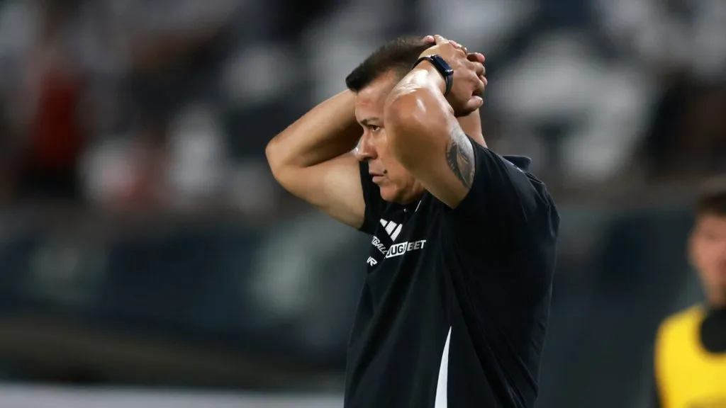 Jorge Almirón se mostró alineado con la hinchada alba en su reclamo por el alto costo de las entradas frente a Huachipato (Foto: Photosport)