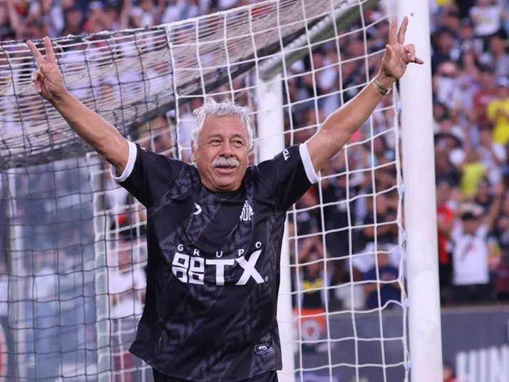 "Sin palabras": Caszely reacciona a potente homenaje de hinchas albos