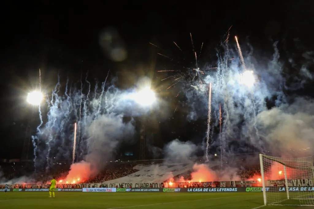 Hinchas de Colo Colo homenajearon a Carlos Caszely. | Foto: Photosport
