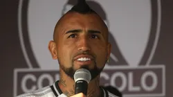 Vidal se robó las miradas a la salida del Estadio Monumental.