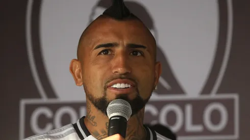 Vidal se robó las miradas a la salida del Estadio Monumental.