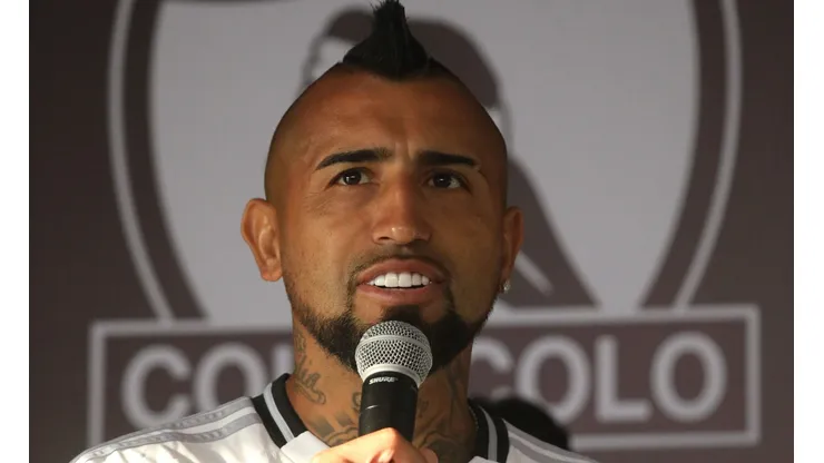 Vidal se robó las miradas a la salida del Estadio Monumental.