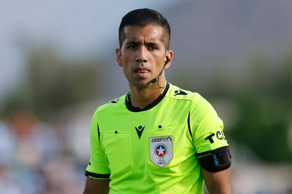 Carvajal amonestó a Aquino y generó la ira del jugador albo. | Foto: Photosport